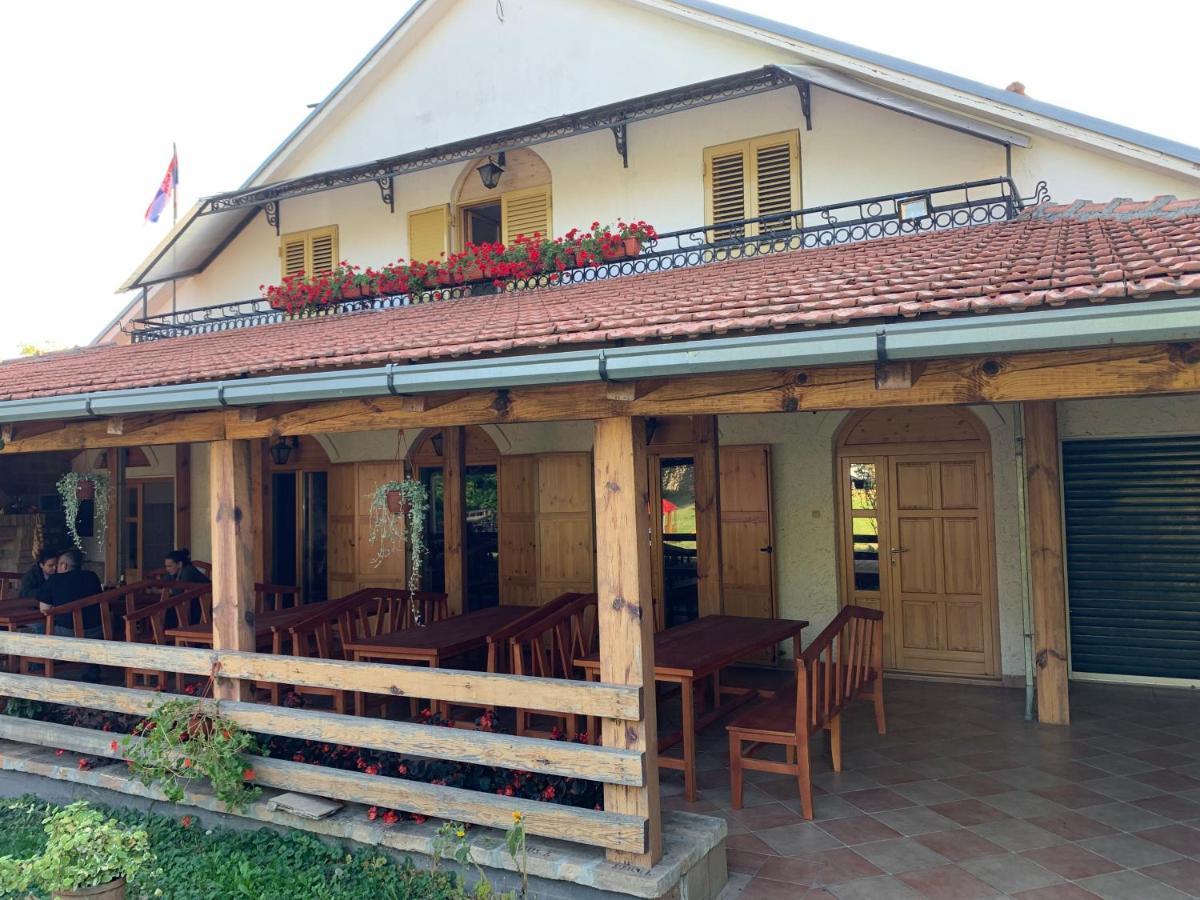 Domacinstvo Bakic Guest House Irig Exterior photo