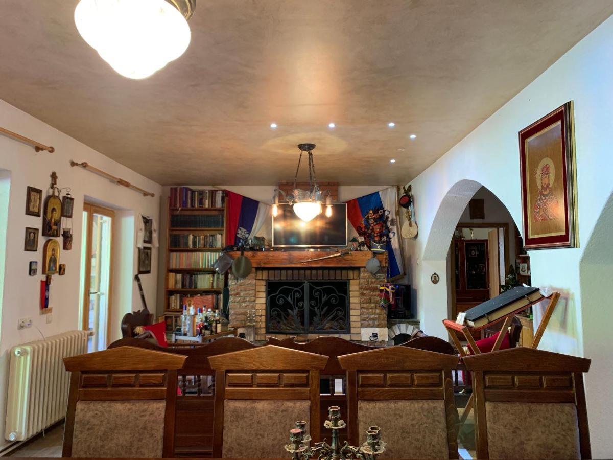 Domacinstvo Bakic Guest House Irig Exterior photo